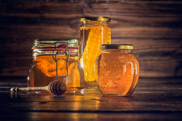 honey with honeycombs in a jar - 11321 imagens e fotografias de stock