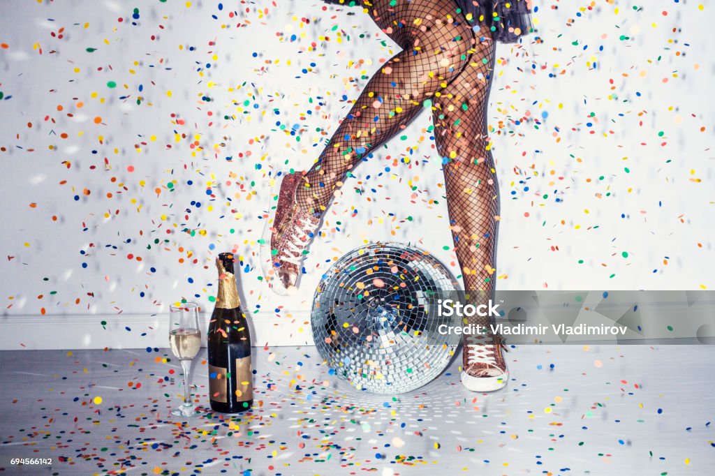 Parti en détail avec les jambes de la femme - Photo de Fête libre de droits