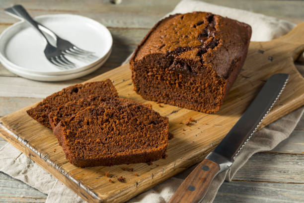 bolo de pão doce de chocolate caseiro - bolo ingles - fotografias e filmes do acervo