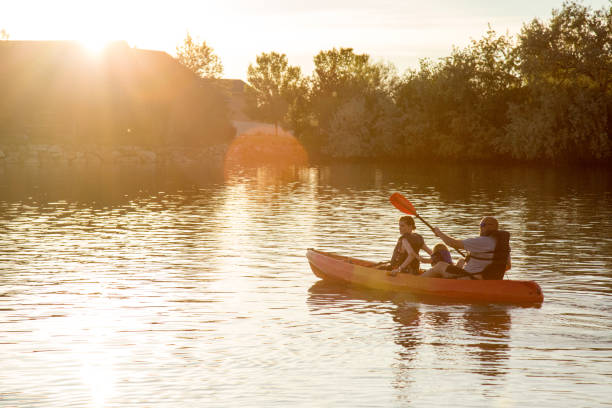 człowiek brodzik kajak z dwiema córkami - canoeing canoe family activity zdjęcia i obrazy z banku zdjęć