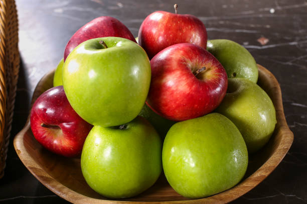 グリーン、レッドアップルハイアングル - apple granny smith apple red delicious apple fruit ストックフォトと画像