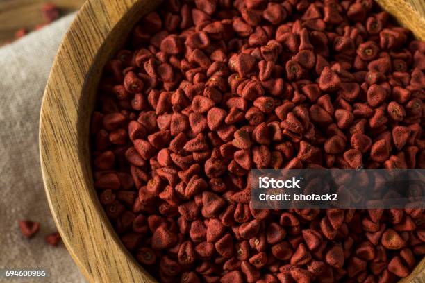 Semillas De Achiote Orgánico Rojo Crudo Foto de stock y más banco de imágenes de Achiote - Achiote, Cuenco, EE.UU.