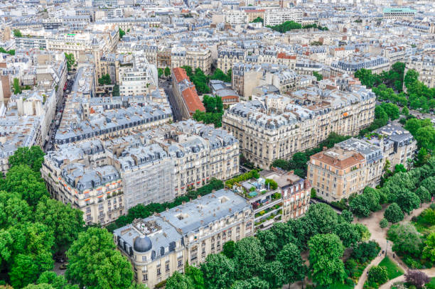 панорамный городской пейзаж парижа - paris france roof apartment aerial view стоковые фото и изображения