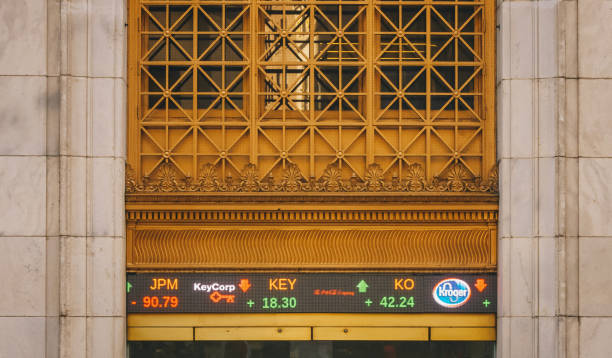 fachada de la bolsa de valores de nueva york en wall street. es el mercado más grande del mundo por capitalización bursátil. - new york stock exchange new york city new york state business fotografías e imágenes de stock