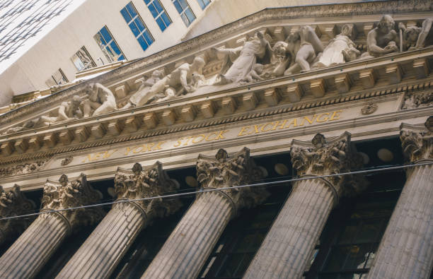 fachada de la bolsa de valores de nueva york en wall street. es el mercado más grande del mundo por capitalización bursátil. - new york stock exchange new york city new york state business fotografías e imágenes de stock