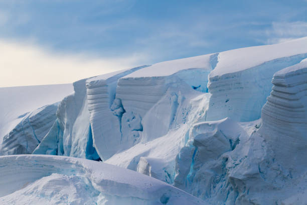 крупным планом изображение белого и синего льда и трещины на краю ледника - glacier antarctica crevasse ice стоковые фото и изображения