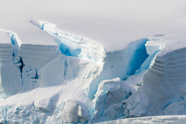 крупным планом изображение белого и синего льда и трещины на краю ледника - glacier antarctica crevasse ice стоковые фото и изображения