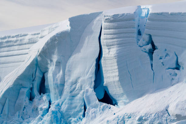 gros plan image de blanche et bleue de glace et de la crevasse en bordure d’un glacier - glacier antarctica crevasse ice photos et images de collection
