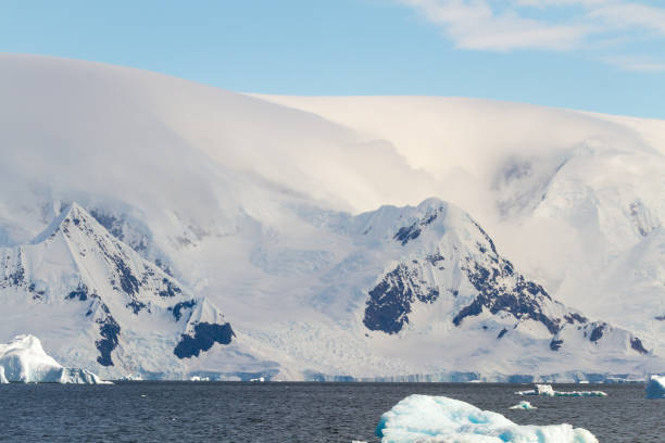 катабатическое облако спускается с ледника на краю воды в антарктиде - glacier antarctica crevasse ice стоковые фото и изображения