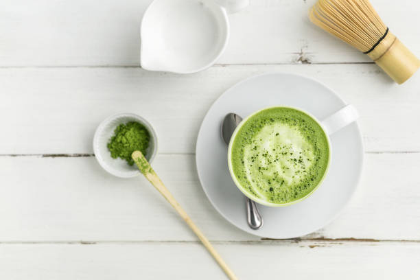 té verde matcha latte copa sobre un fondo blanco desde arriba vista plana. - té matcha fotografías e imágenes de stock