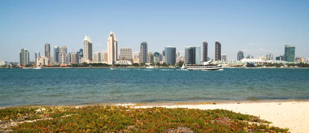 сан - диего бэй даунтаун сити скайлайн уотерфронт - san diego bay san diego california skyline waterfront стоковые фото и изображения