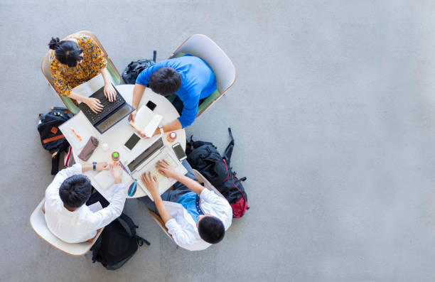 studenti universitari che studiano in gruppo - istruzione post secondaria foto e immagini stock