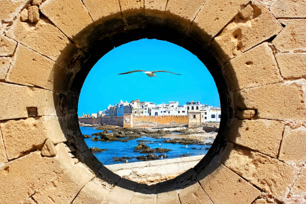 vista della città vecchia attraverso il muro della fortezza. essaouira. marocco. - essaouira foto e immagini stock