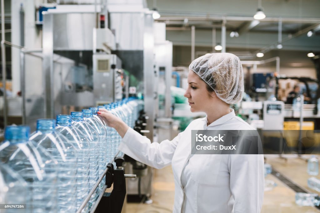 Ouvrier d’usine de jeune femme - Photo de En plastique libre de droits