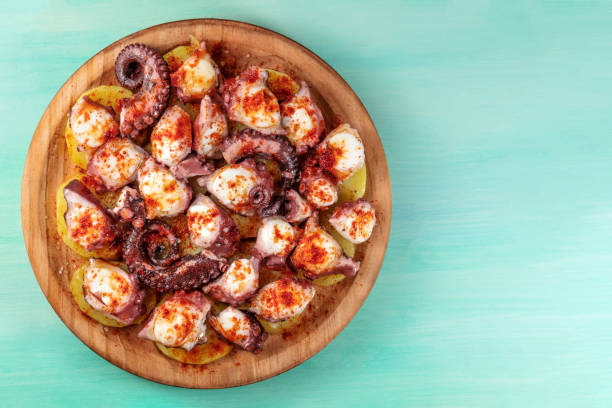 pulpo a la gallega, piatto tradizionale galiziano spagnolo - mediterranean cuisine wood horizontal food and drink foto e immagini stock