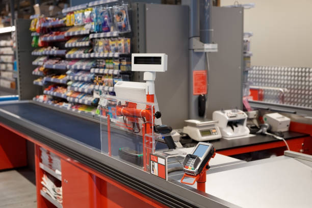 checkout terminal in a supermarket - store retail supermarket checkout counter imagens e fotografias de stock