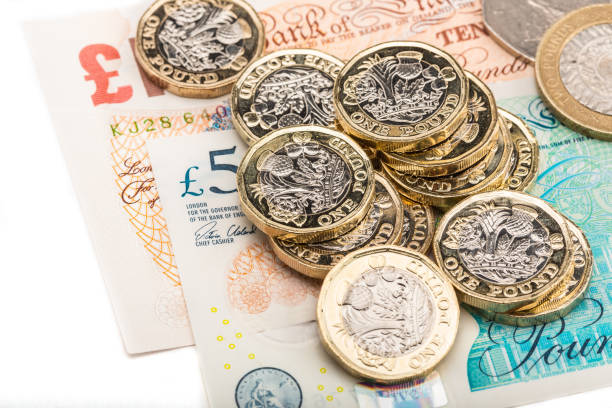 британская валюта - one pound coin british currency coin paper currency стоковые фото и изображения