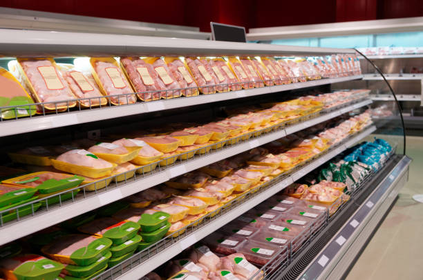 carne de frango fresco na prateleira do supermercado - parte mediana - fotografias e filmes do acervo