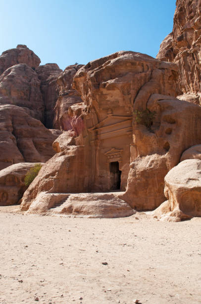 jordania: vista de beidah, pequeña petra, conocida como el siq al-barid, un sitio arqueológico nabateo con edificios tallados en las paredes de los cañones de piedra arenisca, ubicados al norte de petra - el barid fotografías e imágenes de stock