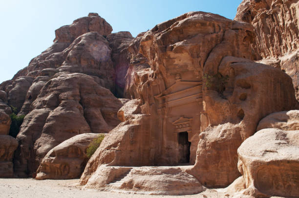 jordania: vista de beidah, pequeña petra, conocida como el siq al-barid, un sitio arqueológico nabateo con edificios tallados en las paredes de los cañones de piedra arenisca, ubicados al norte de petra - siq al barid fotografías e imágenes de stock