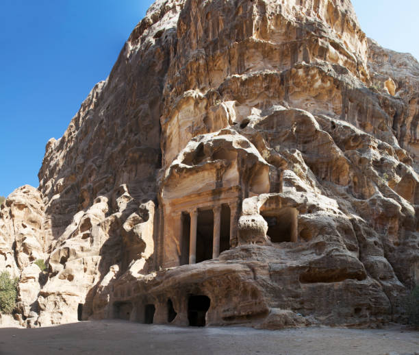 jordania: vista del triclinium en beidah, pequeña petra, conocida como el siq al-barid, un sitio arqueológico nabateo con edificios tallados en las paredes de los cañones de piedra arenisca, ubicados al norte de petra - el barid fotografías e imágenes de stock