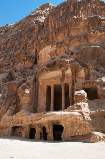 jordania: vista del triclinium en beidah, pequeña petra, conocida como el siq al-barid, un sitio arqueológico nabateo con edificios tallados en las paredes de los cañones de piedra arenisca, ubicados al norte de petra - el barid fotografías e imágenes de stock