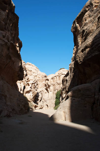 jordania: ver de las rocas y la arena en el siq al-barid, el cañón frío, la entrada principal de la arqueológica ciudad nabatea de beidha, famosa como la pequeña petra - el barid fotografías e imágenes de stock