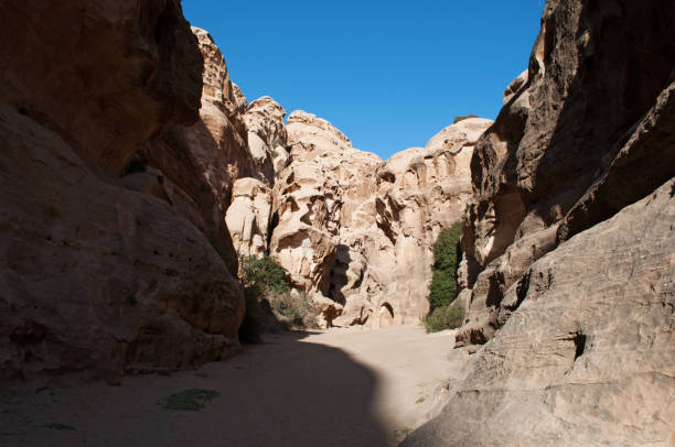 jordania: ver de las rocas y la arena en el siq al-barid, el cañón frío, la entrada principal de la arqueológica ciudad nabatea de beidha, famosa como la pequeña petra - el barid fotografías e imágenes de stock