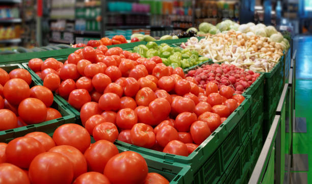 овощи в супермаркете - radish bunch red vegetable стоковые фото и изображения