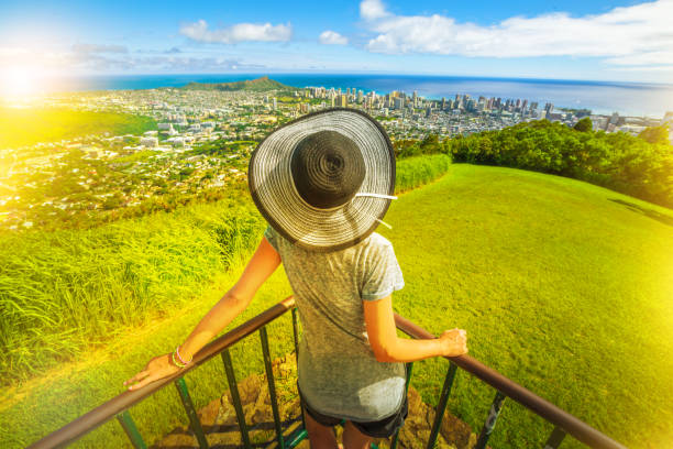 diamond head von tantalus lookout - honolulu oahu vacations park stock-fotos und bilder