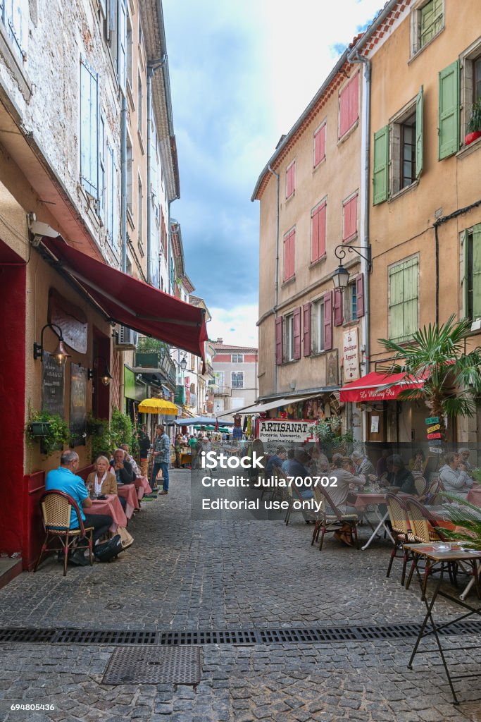 Inspecteur Vooroordeel Vooruitgang People Sitting On Terraces Of Restaurants In Les Vans France Stock Photo -  Download Image Now - iStock