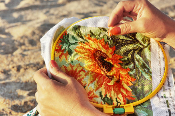 donna che fa ricami a punto croce. - needlecraft product embroidery cross stitch flower foto e immagini stock