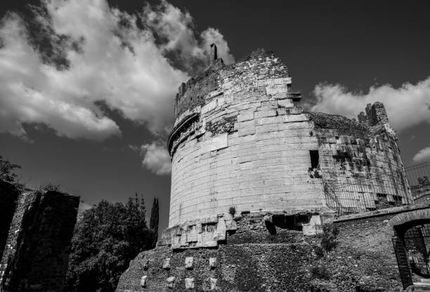 tumba de caecilia metella (blanco y negro) - caecilia metella fotografías e imágenes de stock