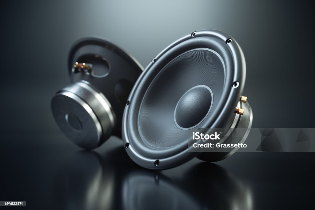 Dos altavoces de sonido en fondo negro - Foto de stock de Coche libre de derechos