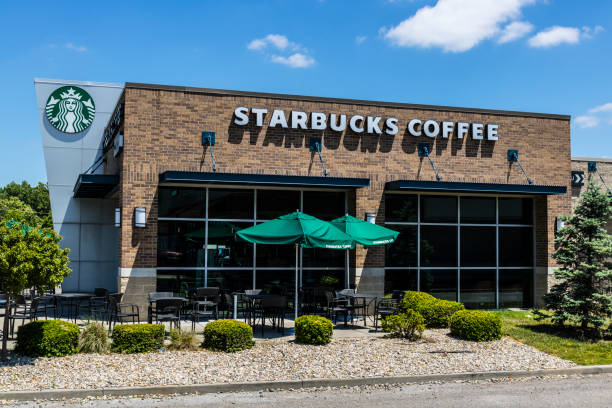 indianapolis - ca. juni 2017: starbucks kaffee ladengeschäft. starbucks-aufnahme-akademie bereitet menschen mit behinderungen für einzelhandel jobs xiii - joe stock-fotos und bilder