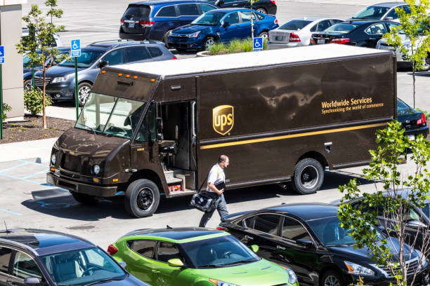 indianapolis - około czerwca 2017 r.: ciężarówka kurierska united parcel service delivery truck. ups jest największą na świecie firmą dostarczającą paczki v - united parcel service truck shipping delivering zdjęcia i obrazy z banku zdjęć