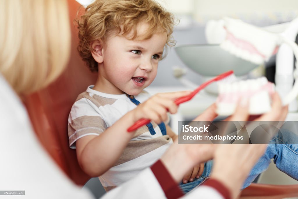 Lehre-Kind zu kümmern Zähne - Lizenzfrei Kind Stock-Foto