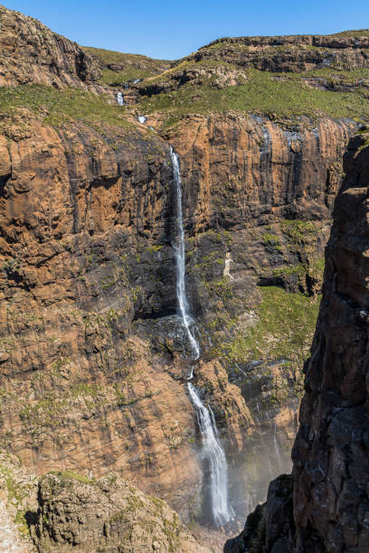 cascada en la cima de sentinel caminata drakensberge, sudáfrica - tugela river fotografías e imágenes de stock