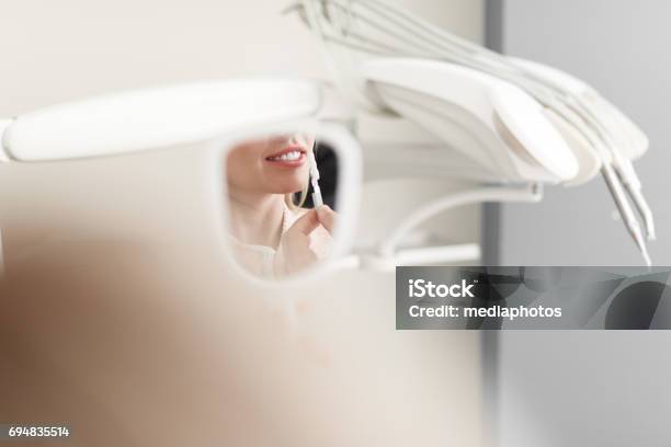 Zahnkrone Für Ideale Lächeln Stockfoto und mehr Bilder von Zahnarzt - Zahnarzt, Zahnkrone, Zahnarztausrüstung