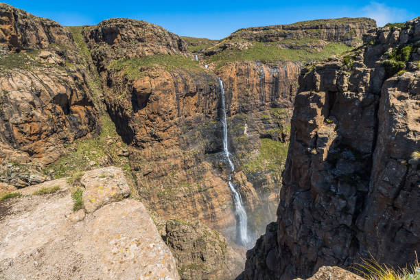 waterfall at the top of sentinel hike, drakensberge, south africa - tugela river imagens e fotografias de stock