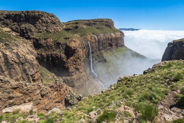 cascada en la cima de sentinel caminata drakensberge, sudáfrica - tugela river fotografías e imágenes de stock