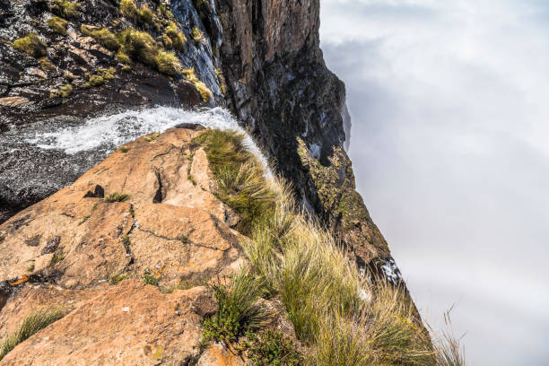 caídas de tugela caer de las nubes en sentinel caminata, drakensberge - tugela river fotografías e imágenes de stock