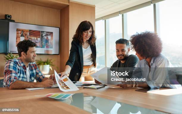 Kreativprofis Diskutieren Neues Projekt In Treffen Stockfoto und mehr Bilder von Entspannung