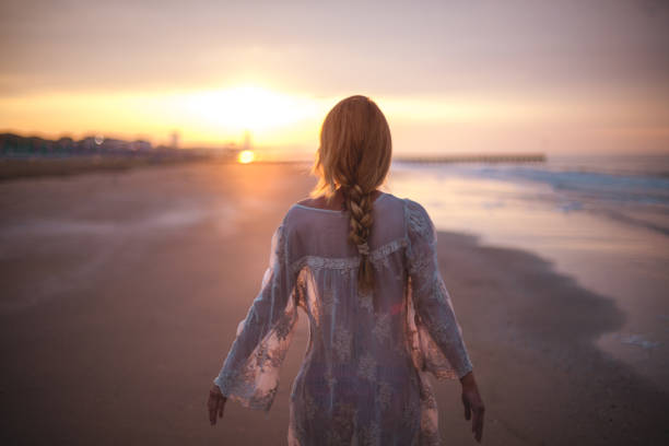 мечтательная девушка на пляже - beach beauty in nature beautiful brown hair стоковые фото и изображения