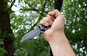 die-hand-eines-mannes-klopft-mit-einem-messer.jpg?b=1&s=170x170&k=20&c=0bGtkVCPWumW9FNKrJrlrY5ubLv4b_ui0_vH10fcKPc=