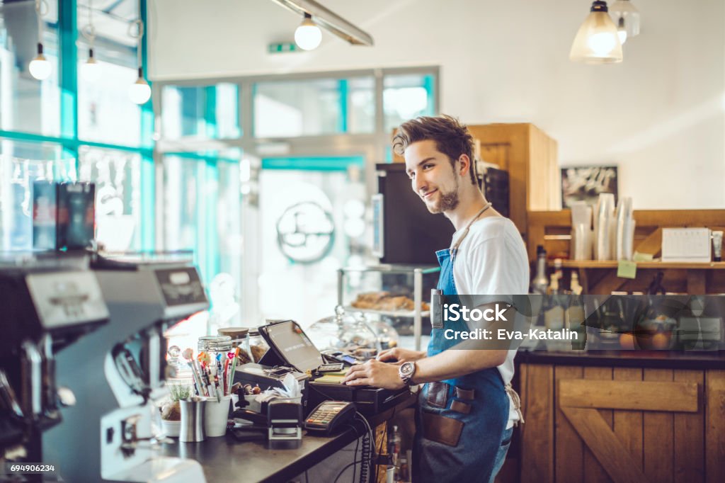 Junge Barista arbeitet in einem Café - Lizenzfrei Café Stock-Foto