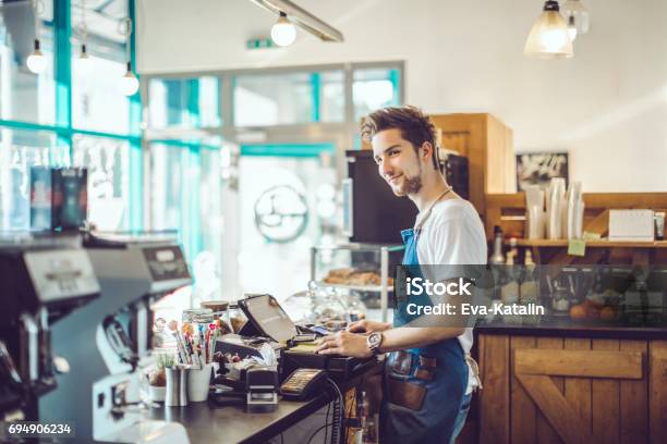 Junge Barista Arbeitet In Einem Café Stockfoto und mehr Bilder von Café - Café, Geschäftsinhaber, Barista