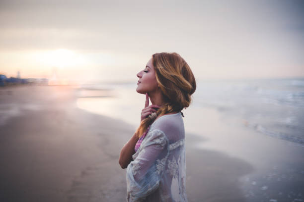 chica de ensueño en la playa - women relaxation tranquil scene elegance fotografías e imágenes de stock