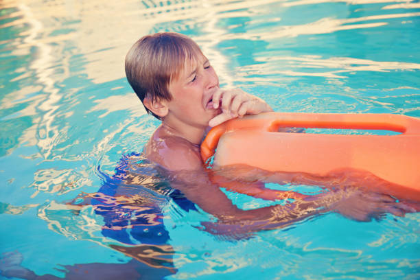 sécurité à la piscine - swimming pool child swimming buoy photos et images de collection
