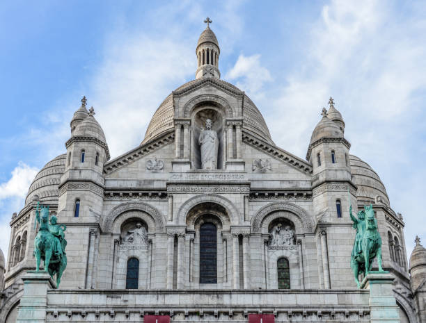 istock Sacre Coeur in Paris 694952740